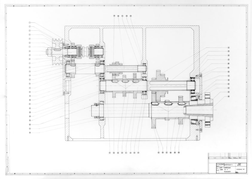 Desenho de um corte planificado de uma "Caixa de 9 velocidades"